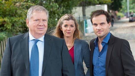 Der staatsanwalt nutzt polizeiliche akten, um zu entscheiden, ob die beweislage für eine anklage ausreicht. Der Staatsanwalt - Krimiserie aus Hessen mit Rainer Hunold ...