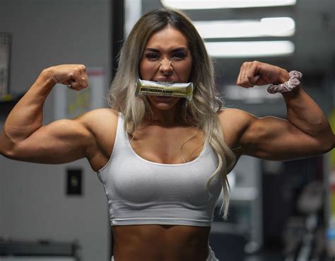 girls with muscle big muscles instagram curtidas 1