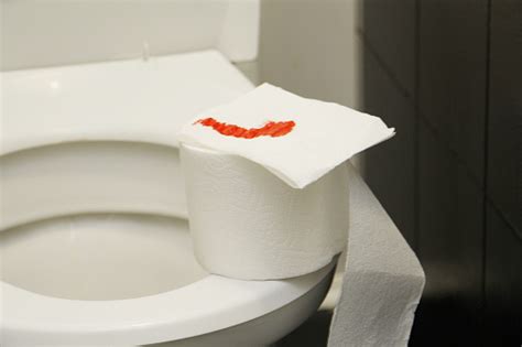 A Roll Of Toilet Paper With Blood Lies On The Toilet Fotografie Stock