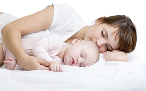 bebês que dormem na mesma cama que os pais têm mais risco de morte súbita revista crescer sono