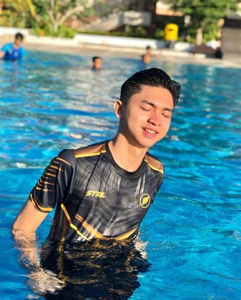 Cowok Ganteng At Pool