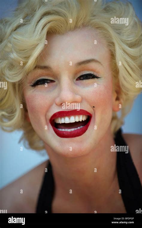Red Marilyn Monroe Stockfotos Und Bilder Kaufen Alamy