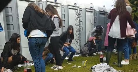 Voyeur Toilet Girls Gotta Go 44 Drunk Spanish Girls Caught Peeing On