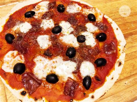 Storicamente, la piadina è citata per la prima volta nel libro descriptio romandiolae, risalente al xiv secolo, scritto da un cardinale francese vissuto in italia: Piadine pizza veloci al forno - Ricette al Volo