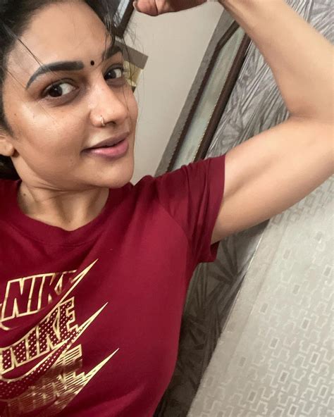 Viral Pics Singer Actress Rimi Tomy Flaunts Her Muscles Malayalam News