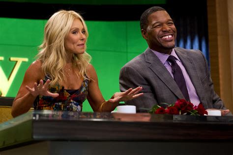 Ex Nfl Star Strahan Becomes Kelly Ripas Co Host