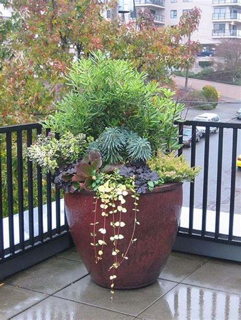 Renew your landscaping problems and patterns by making this tiered herb garden, which will require much less maintenance. 30+ Simple Balcony Decoration Inspirations For Winter ...