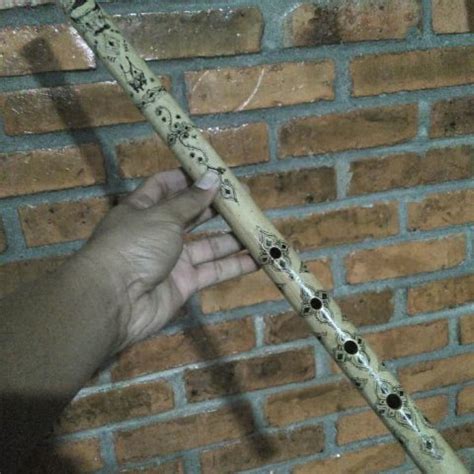 Dilihat dari bentuknya, saluang memiliki panjang setidaknya 30 cm. Kenali Budaya Indonesia Lewat 20 Alat Musik Tradisional ...