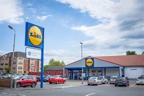 U 27 zemalja evrope i sad, lidlova mreža broji više od 10.500 savremenih diskonta i zapošljava oko 260.000 ljudi. Lidl follows Amazon in announcing massive UK expansion