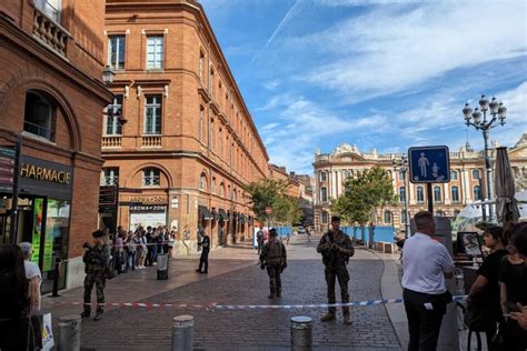 Toulouse La place du Capitole bouclée et évacuée alerte au colis