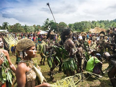 Triburile Indigene Din Papua Noua Guinee Luptă împotriva Exploatării