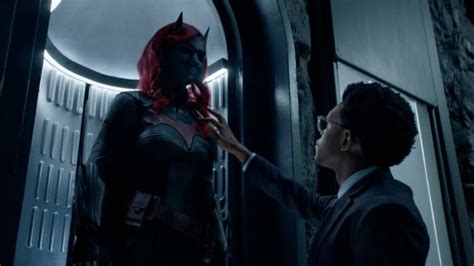 Batwoman Canal americano divulga fotos de estreia com nova heroína