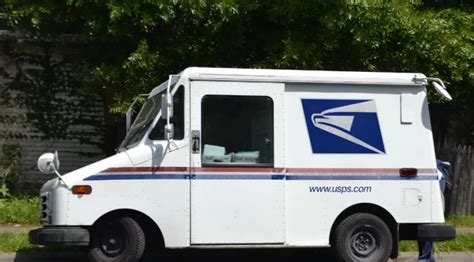 Usps Worker Rescues Girl After Mother Overdoses In Car • Hollywood Unlocked