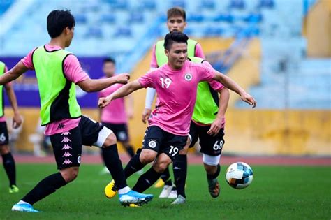 Hà nội fc thua trận thứ 2 liên tiếp, quang hải, thành lương, văn quyết cùng các đồng đội đang đứng ở cuối bxh nhưng cđv. Quang Hải ghi dấu ấn trong ngày Hà Nội FC lỡ kế hoạch