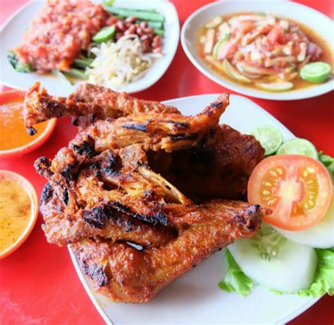 Ayam taliwang merupakan primadona kuliner yang menjadi ikon makanan khas masyarakat lombok. Ayam Taliwang - Lombok - Nusa Tenggara Barat » Budaya Indonesia