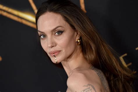 Angelina Jolie The Eternals Trucco Anni 50 E Gioielli Supergirl Io