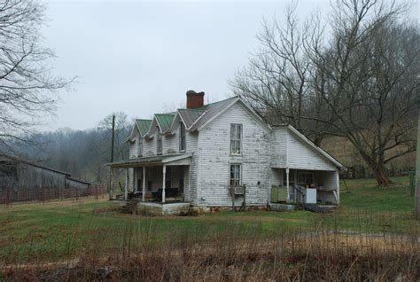 The house has 3 large bedrooms and 1 small bedroom, a kitchen. Old farm house in Tennessee | Abandoned houses, Old farm