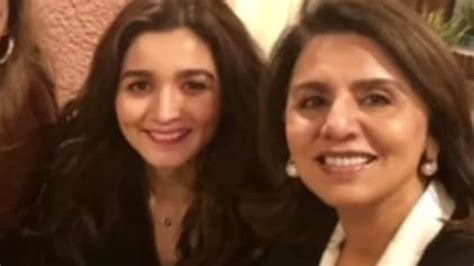 Neetu Kapoor And Alia Bhatt Twin In Black In An Unseen Picture With Their Friends See Here