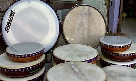 Salah satu alat musik tradisional indonesia yang termasuk alat musik ritmis adalah gendang. Alat Musik Ritmis- Drum, Katanyet, Konga, Kendang, Gong, Dll