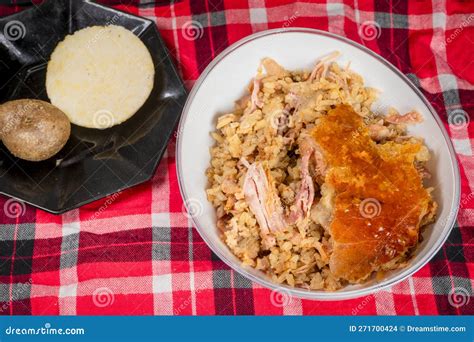 lechona típica de tolima con arroz foto de archivo imagen de cerdo revuelto 271700424