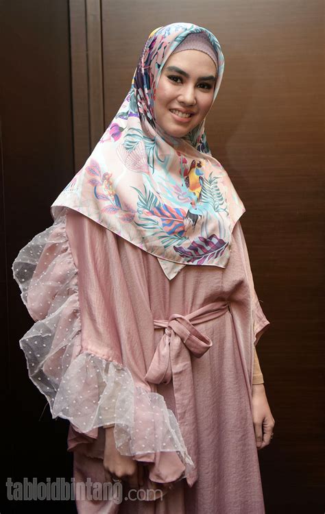 Kartika Putri Tampil Anggun Berbusana Kaftan Dan Hijab Full Print