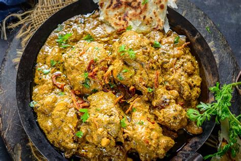 Great for an impressive dinner party, because it tastes great but hardly takes any time at all (especially if you show loved ones how important they are by delivering a decadent breakfast in bed while they relax and start the day slowly. Coriander Chicken Curry Recipe (Step by Step + Video ...