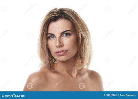 schoonheidsportret van een jonge mooie halve naakte vrouw met een perfecte schone huid met