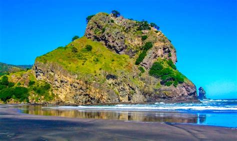 View the menu, check prices, find on the map, see photos and ratings. Lion Rock, Piha-Strand, Auckland, Nieuw Zeeland Stock ...