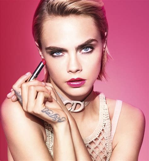 Η Cara Delevingne στα ροζ για το Dior Addict Stellar Shine Video Deluxe