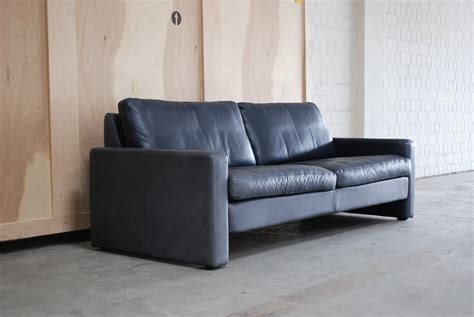 And to keep it that way, we are constantly developing conseta, adding to it and improving it. Vintage Conseta Sofa aus Blauem Leder von Cor bei Pamono ...