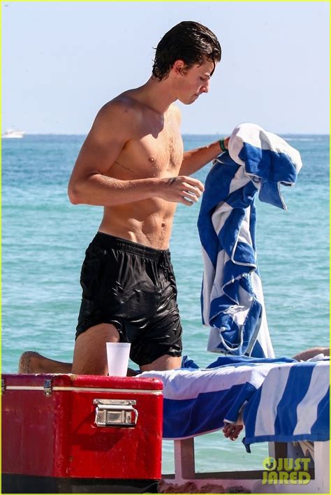 Shawn Mendes Shows Off His Shirtless Bod At The Beach In Miami Photos Photo 1334928 Photo