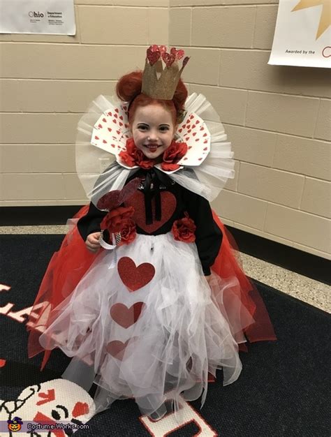 Tutorial via the very busy working artist. Queen of Hearts DIY Costume for Girls