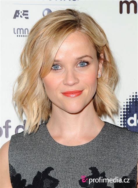 Reese witherspoon with center parted bangs. Reese Witherspoon - - hairstyle - easyHairStyler