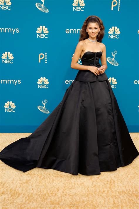 Emmys 2022 Red Carpet All The Best Dressed Celebrities Patabook News