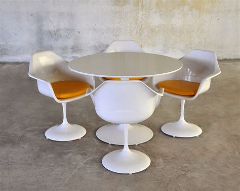 Designed in 1956, the perfectly capture the the saarinen tulip dining table is a natural in modern settings. SELECT MODERN: Tulip Dining Set with Expandable Table and ...