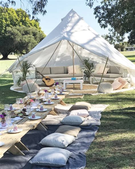 We use the answers to these questions to recommend the best size tent for your party. Lounge tent setup (met afbeeldingen) | Feestje tuin ...