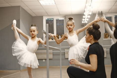 Niedliche Kleine Ballerinas Im Rosa Ballettkostüm Kinder In