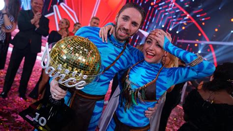 Let's dance kids wer ist raus / let s dance kids 2021 finale sieger gewinner ist jona szewczenko. Let's Dance 2017: Gil Ofarim gewinnt und ist neuer ...
