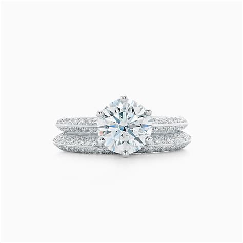 Tiffany® Setting Pavé Con Alianza De Diamantes El Anillo Más Icónico