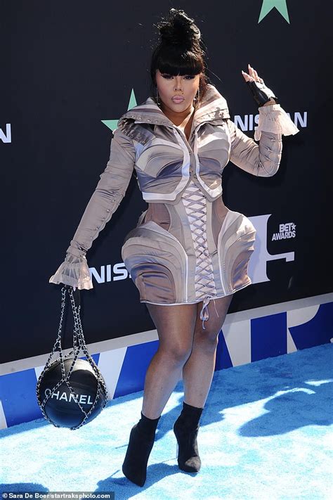 Bet Awards 2019 Lil Kim Shows Off Her Curves In A Silver Minidress