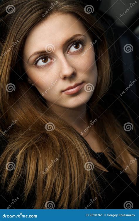 Retrato De La Mujer Joven Hermosa Con El Pelo Largo Imagen De Archivo Imagen De Ojos Retrato