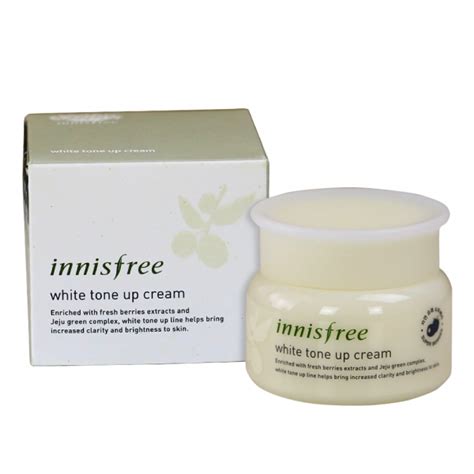 It is very lightweight, and it has a clear brightening effect from the jeju cherry blossom, and it also provides a constant moisturizing effect. Kem dưỡng trắng Innisfree White tone up cream
