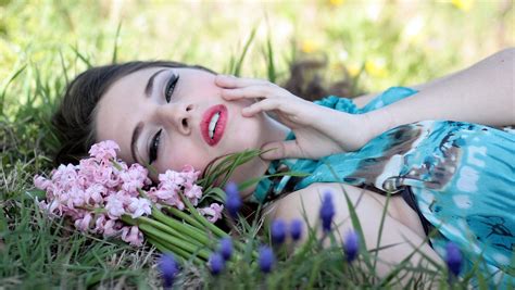 무료 이미지 자연 잔디 식물 소녀 사진술 봄 꽃들 눈 아름다움 히아신스 인물 사진 3964x2238 802440 무료 이미지 Pxhere
