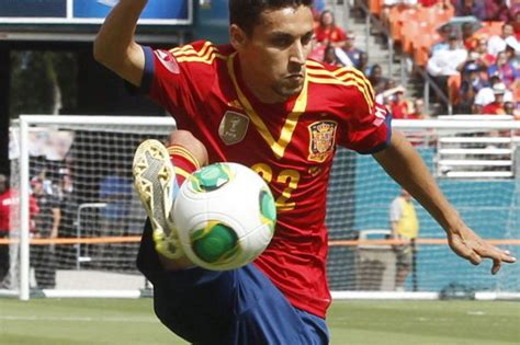 9 and made double bogey. Jesús Navas controla un balón | España, Jesús navas ...