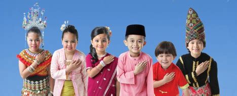 Secara umumnya, masyarakat melayu mempunyai pelbagai pakaian tradisional. Pemakaian Baju Traditional Melayu | MyBaju Blog