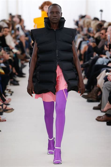 Défilés Vogue Paris Idées de mode Defile mode Balenciaga printemps