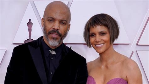 Halle Berry And Her Bf Just Made Their Oscars Red Carpet Debut—heres