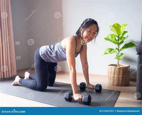 Tabletop All Cuours Yoga Pose Mujer Asiática Ejercicio Físico Peso