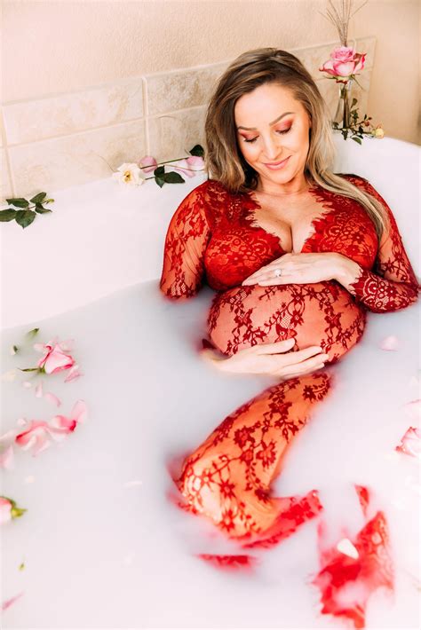 Stunning Aga In A Milk Bath Maternity Session Double You Photography