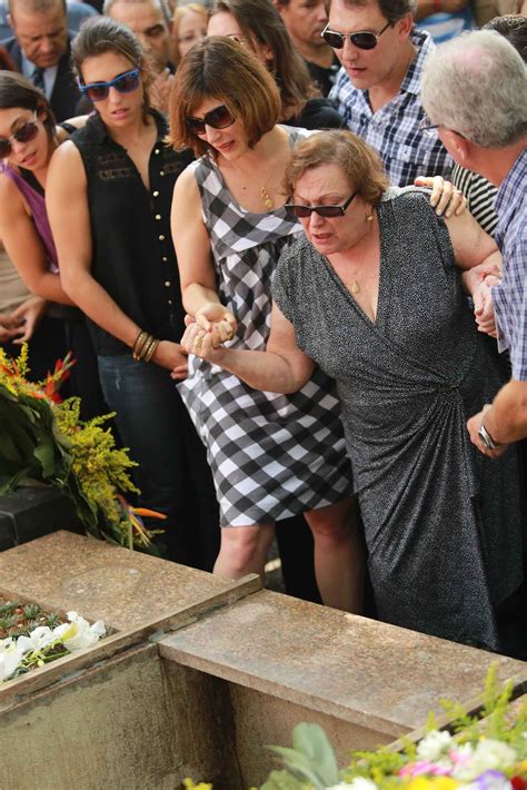 Paulo goulart filho lamentou a propagação do boato sobre a morte da mãe. Paulo Goulart é enterrado em São Paulo - Quem | QUEM News